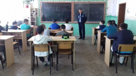 Polițiștii ieșeni au fost din nou printre elevi. Iată ce au discutat și care a fost motivul