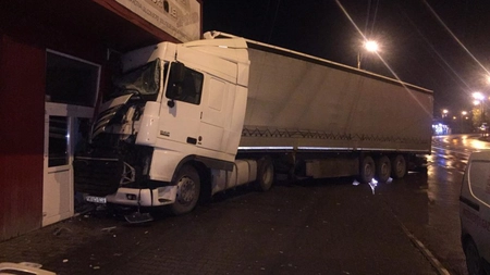 Exclusiv! La un pas de o tragedie! Un TIR a intrat din plin într-o clădire! A fost afectată o ţeavă de gaze - FOTO