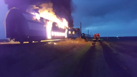 Un tren a fost cuprins de flăcări. Zeci de călători au fost evacuați