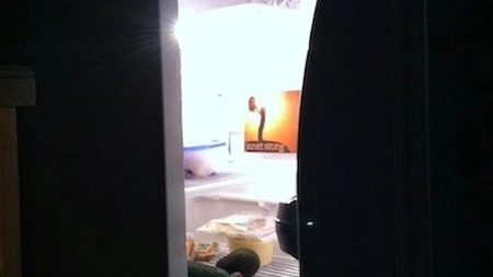 De ce frigiderul are lumină interioară, dar congelatorul nu?