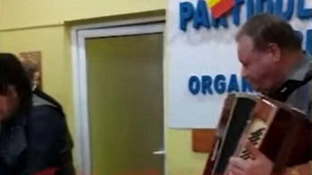 Liberalii vasluieni au sărbătorit cu lăutari victoria în fața PSD - VIDEO