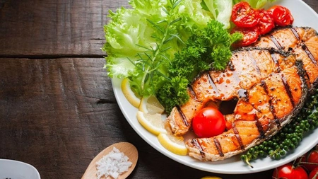 Cum se face somonul la gratar, in suc de citrice