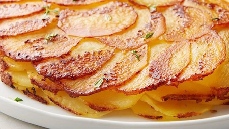 Acest preparat e de-a dreptul inedit şi savuros - Cartofi gratinaţi cu usturoi, cimbru şi parmezan