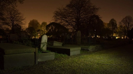 Întâmplare stranie într-un cimitir. Preotul i-a zis că este nebun!