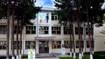 Moment important aniversar la Colegiul Naţional Ştefan cel Mare din Hârlău. A fost lansat anuarul colegiului