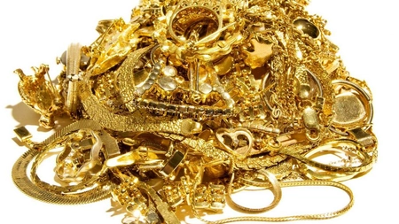 Iată de ce ar trebui să puneți bijuteriile din aur într-un pahar cu bere