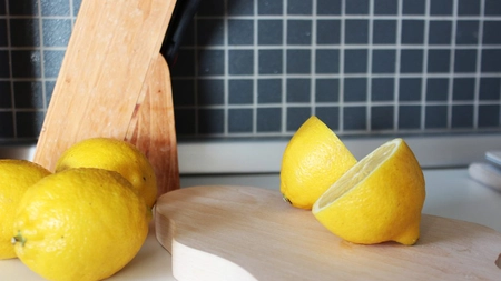 Tăiați o <em class='ep-highlight'>lămâie</em> și puneți-o lângă pat. Toată lumea ar trebui să încerce asta! VIDEO