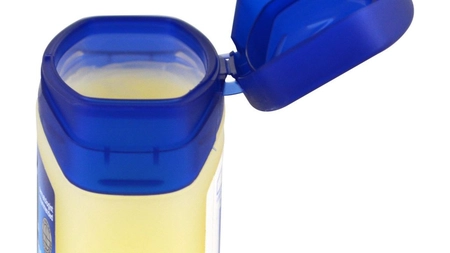 Vrei gene mai frumoase? Trucuri incredibile cu vaselina