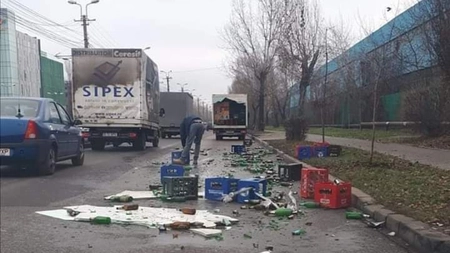 Incident grav în Iaşi! Un camion a pierdut multă bere