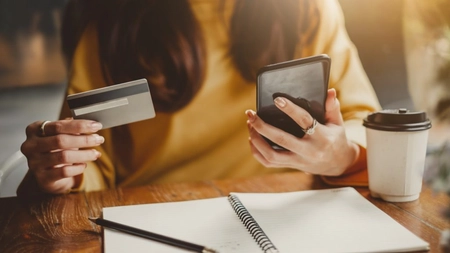 Ce se întâmplă dacă ţii cardul lângă telefonul mobil?