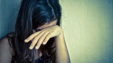 Grozăvie: Copilă de nouă ani, la un pas să fie violată de fratele vitreg! Mama celor doi a intrat peste ei în cameră!