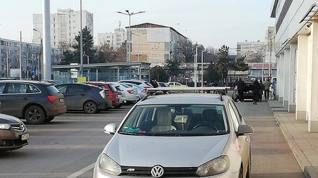 Un şofer din Iaşi a fost luat la ochi de mai multe persoane. Maşina sa a devenit vedetă
