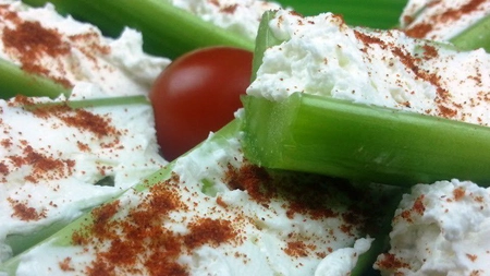Gustare înainte de masa principală: ţelină cu cremă de brânză