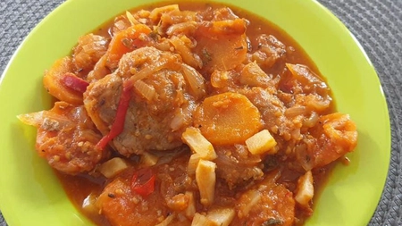 Delicioasă şi gustoasă: Tocăniţă de morcovi cu muşchi de porc