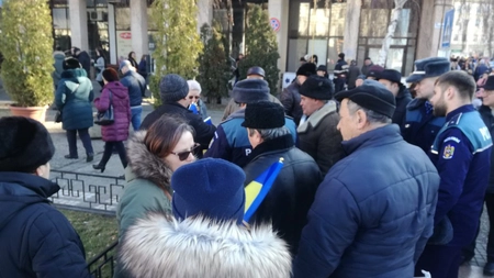 Au încercat să facă afaceri vânzând steaguri în Piaţa Unirii! Jandarmii au intervenit