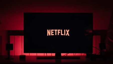Conturile de Netflix împărțite cu mai multe persoane, taxate în plus începând cu 2023