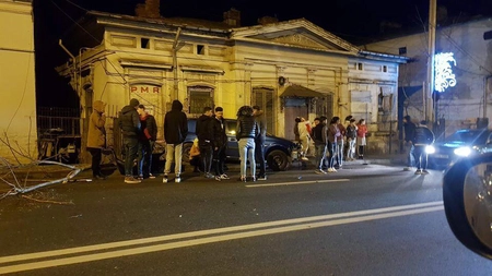 A intrat cu maşina în copac! Noapte intensă pentru acest tânăr