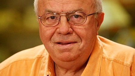 Alexandru Arșinel a fost surprins în timp ce vindea legume la tarabă, în piață