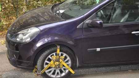 Zilnic, zeci de autoturisme sunt ridicate sau li se blochează roțile în municipiul Iași