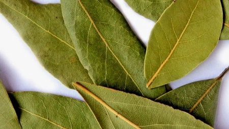 De ce pui frunze de dafin în carne?