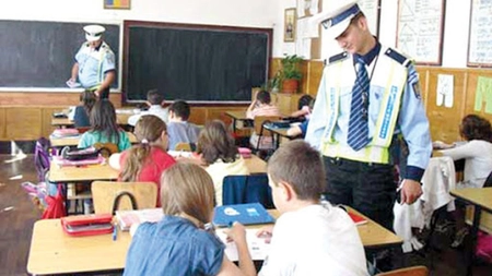 Continuă campaniile polițiștilor ieșeni. Iată ce au discutat aceștia cu elevii