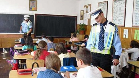 Campaniile de prevenire ale polițiștilor continuă. Sute de elevi au interacționat cu oamenii legii