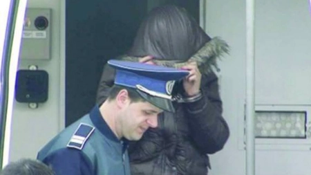 Exclusiv! Tânără din Iași, acuzată că a bătut un polițist! Incidentul, înregistrat în cel mai aglomerat loc din oraș, ziua-n amiaza mare!