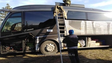 Autocar burdușit cu țigări de contrabandă și alcool, oprit în drum spre Franța