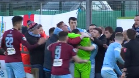 Incidente grave în Irlanda de Nord. Fanii și jucătorii s-au bătut, iar arbitrul a fluierat finalul partidei