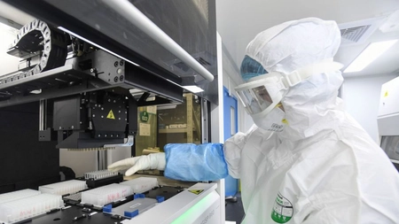 Cât rezistă coronavirusul pe diferite suprafeţe şi cât timp rămâne periculos