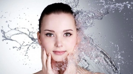 De ce este greșit să te speli pe față dimineața