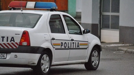Suspectați că au spart o casă nelocuită