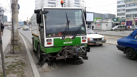 Eficiență în folosirea substanțelor speciale pentru curățarea străzilor și trotuarelor din Iași