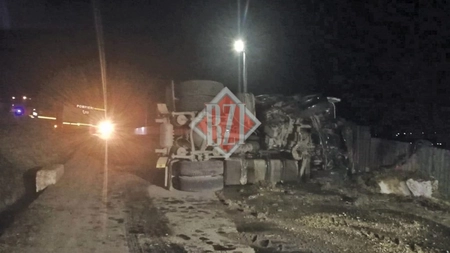 Inconștiență pură! Un tânăr s-a urcat beat la volanul unui TIR și a intrat într-un cap de pod! S-ar fi putut întâmpla o tragedie!
