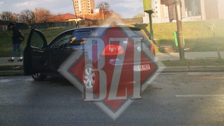 Accident rutier la Iaşi! Un autoturism a intrat într-o bordură - FOTO