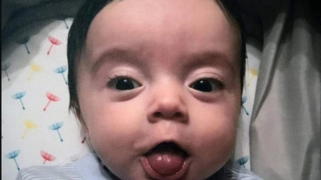 Au stat șapte ore pe holurile unui spital, cu bebelușul bolnav în brațe. A doua zi copilul a decedat