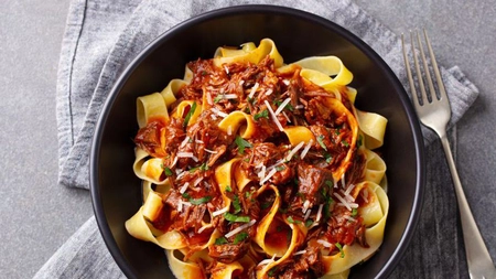 Ai mâncat vreodată pappardelle cu vită în sos de roşii?