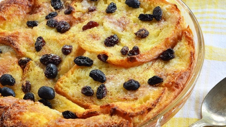 Budincă dulce din pâine şi stafide la cuptor