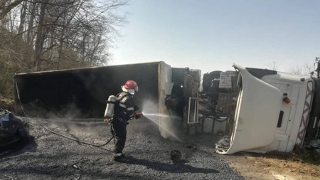 Un camion cu bitum fierbinte s-a răsturnat <em class='ep-highlight'>peste</em> un autoturism, în Arad - FOTO