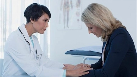 După ce și-a găsit copilul spânzurat de un copac, această ieșeancă și-a jurat că va avea aceeași soartă! Medicii se luptă cu gândurile ei și încearcă zilnic să o salveze!