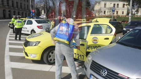 Echipe trimise de DSP realizează dezinfecţii la firmele de taxi din Iași - FOTO/ VIDEO