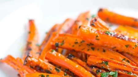 Garnitura perfectă: morcovi cu sos de unt şi usturoi