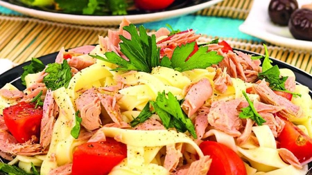 Paste tagliatelle cu ton si rosii