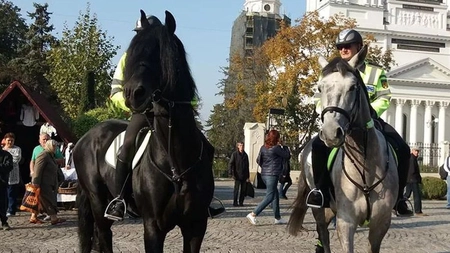Polițiștii locali călare patrulează prin cartiere. Numeroși ieșeni, surprinși consumând băuturi alcoolice în parcurile de joacă