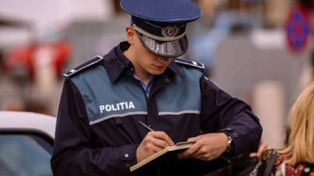 Polițiștii au bătut zeci de minute la ușile acestor ieșeni! Trebuiau să fie în autoizolare, dar au plecat la plimbare! Aceștia au fost sancționați drastic