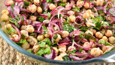 Ingrediente pentru salata de năut cu ceapă roşie