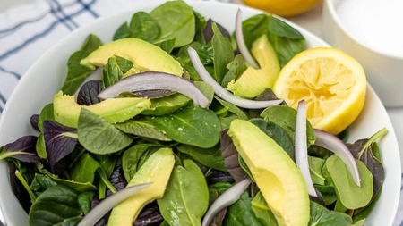 Ingrediente pentru salata de spanac cu avocado