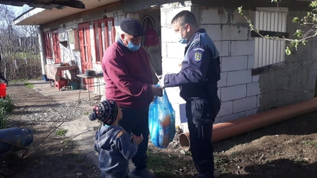 Acţiune umanitară a poliţiştilor ieşeni! Au oferit un zâmbet familiilor greu încercate - FOTO