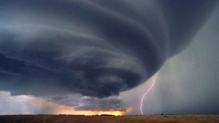 Alarmă în SUA. Zeci de tornade au ucis 18 persoane și au distrus sute de case