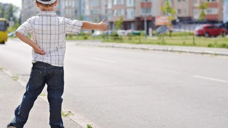 Un băieţel de 5 ani a făcut autostopul ca să ajungă la mama lui, la spital